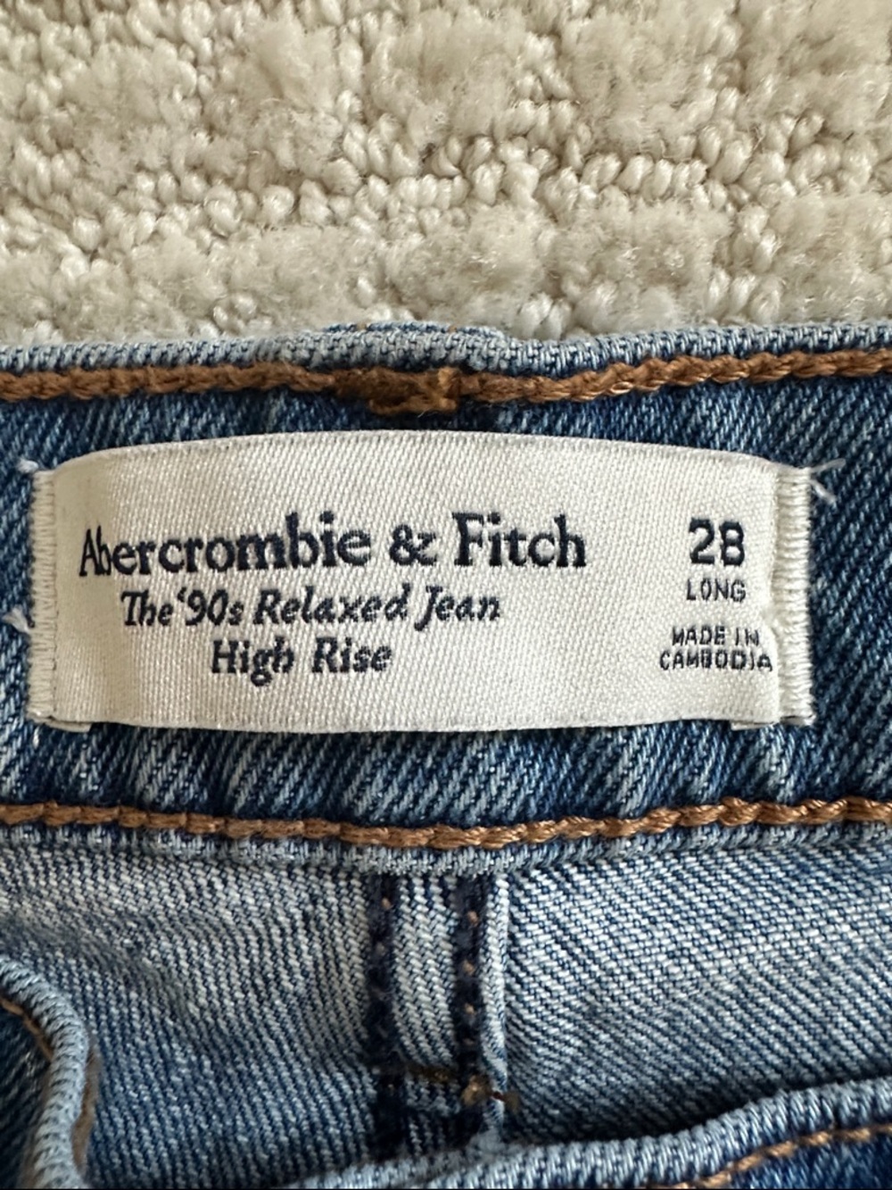 Like New Abercrombie 90s high rise relaxed jeans size 28 long - Picture 3 of 4